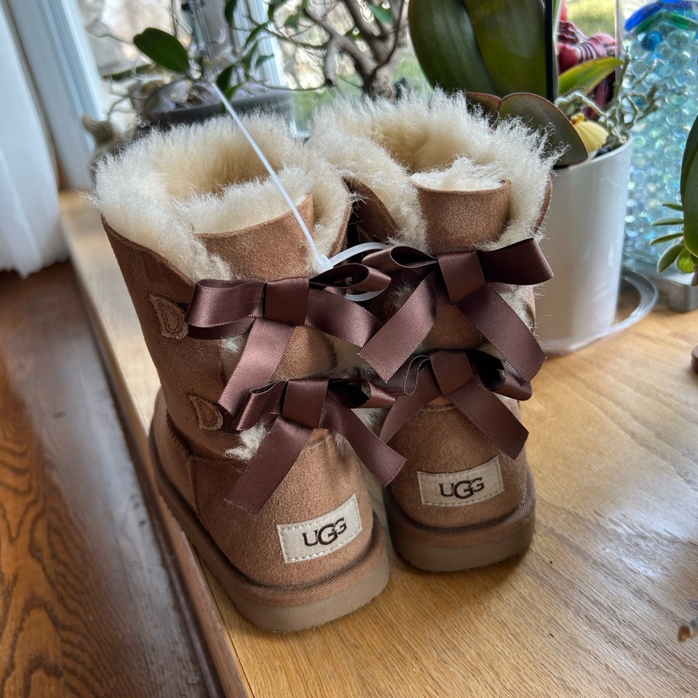 UGG SHOES| BAILEY BOW UGGS|COLOR TAN: SIZE 5